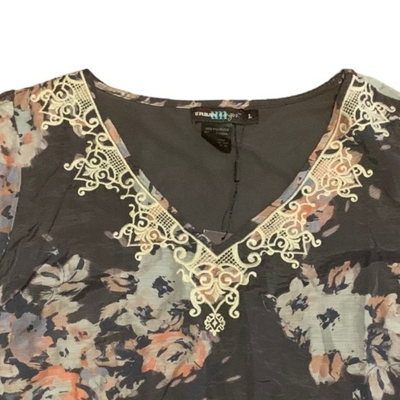 NWT Urban Mangoz Women’s Tunic Gray Floral Bell Sleeve Size Large - Picture 5 of 8